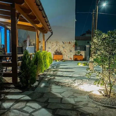 Tiny Among The Olives 木屋